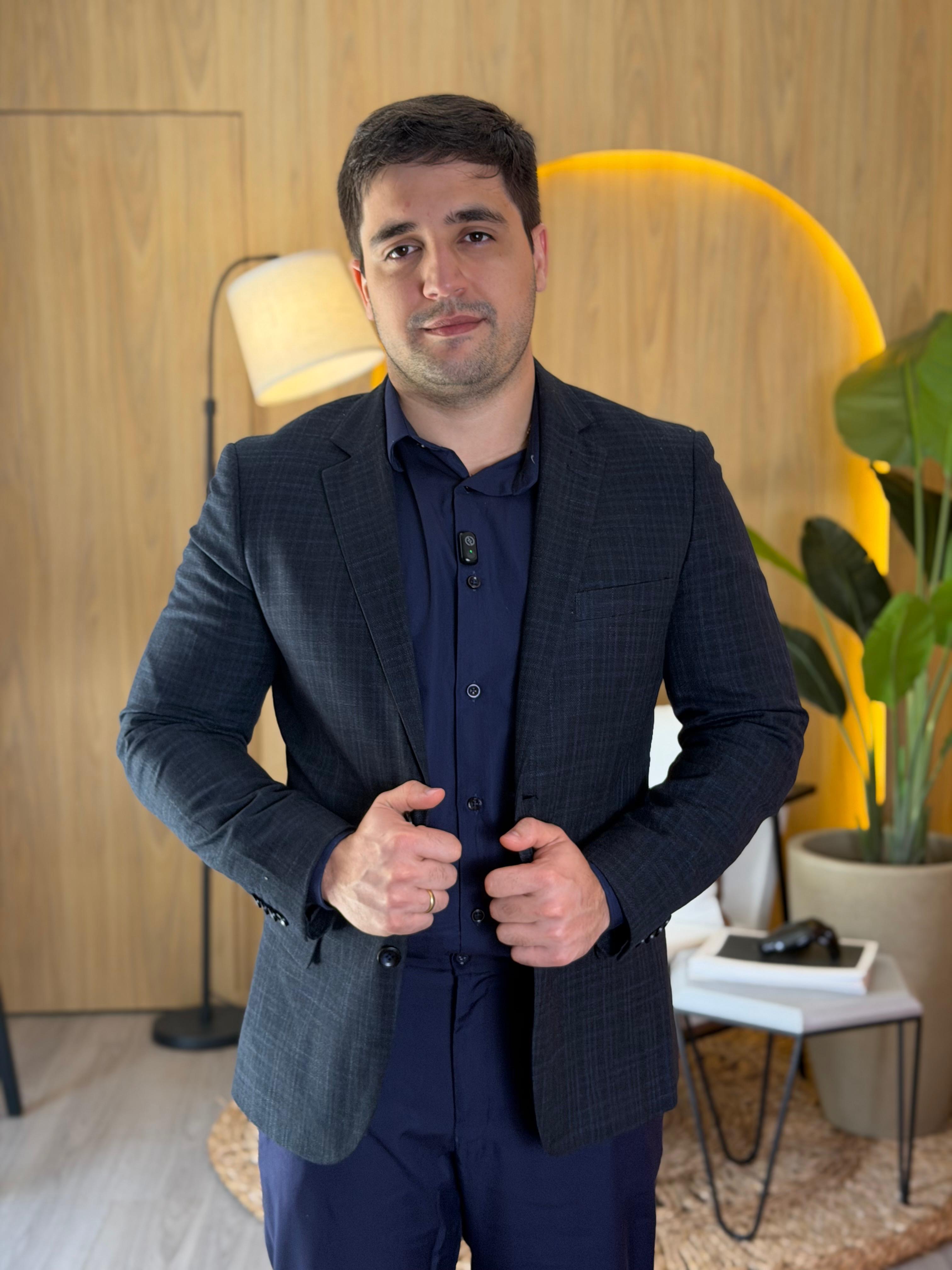 Dr. Itamar Araújo em seu consultório
