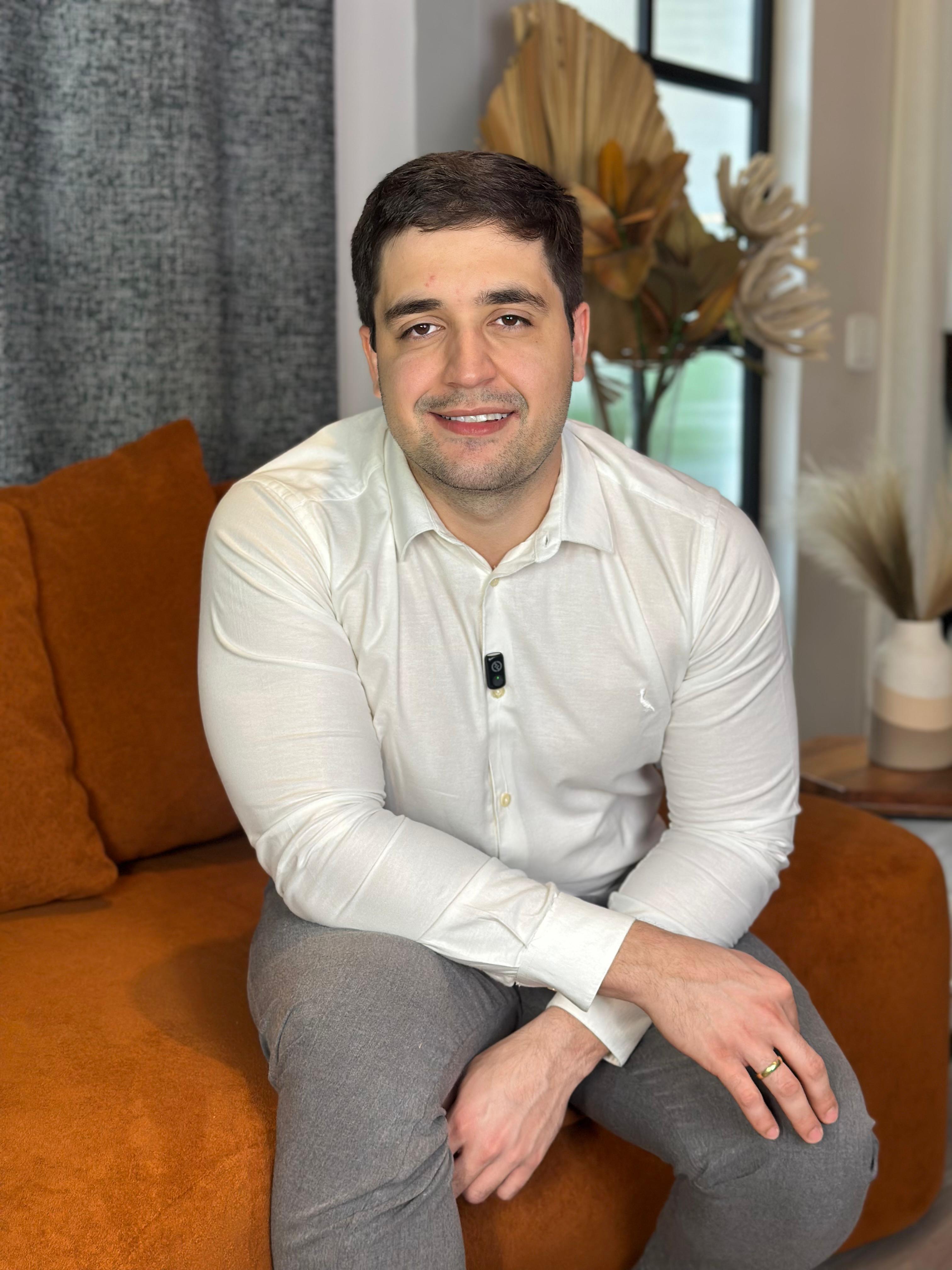 Dr. Itamar Alves Araújo durante atendimento oftalmológico